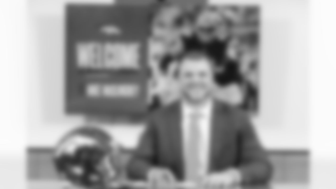Mike McGlinchey signs his contract on Wednesday, March 15, 2023 in Englewood, Colorado.
Photo by Gabriel Christus / Denver Broncos