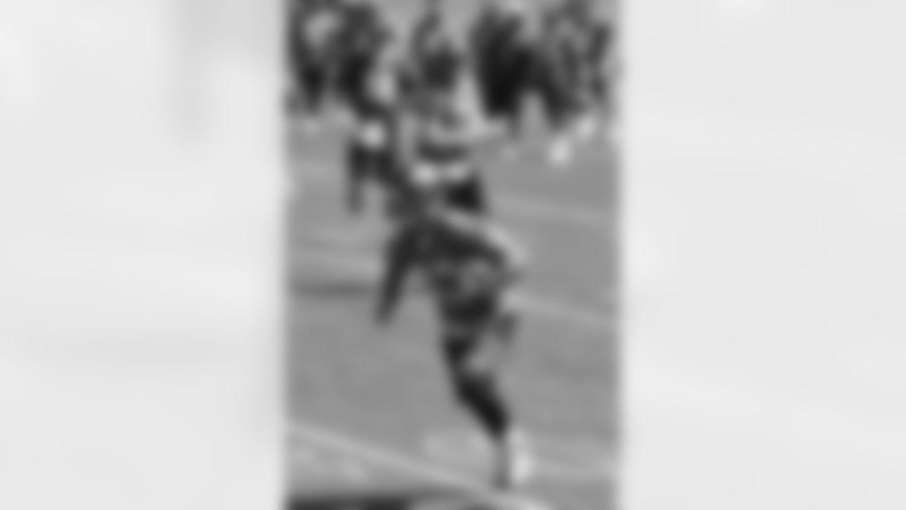 WR Eric Decker runs after a catch.