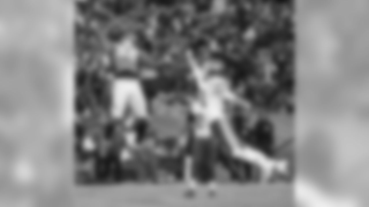 Thomas makes an acrobatic, one-handed touchdown catch.