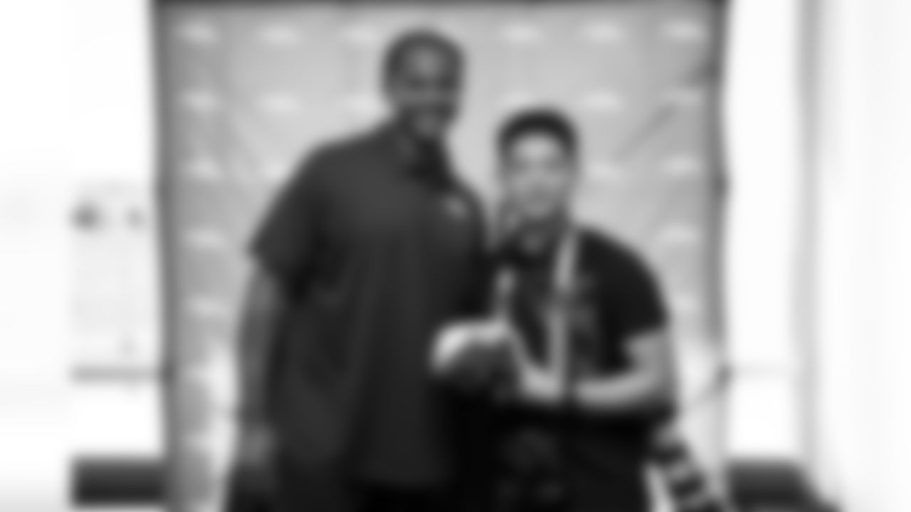 A military member poses for a photo with Todd Davis during USAA's Salute to Service NFL Boot Camp at Centura Health Training Center on August 29, 2023 in Englewood, Colorado. Photo by Ben Swanson / Denver Broncos