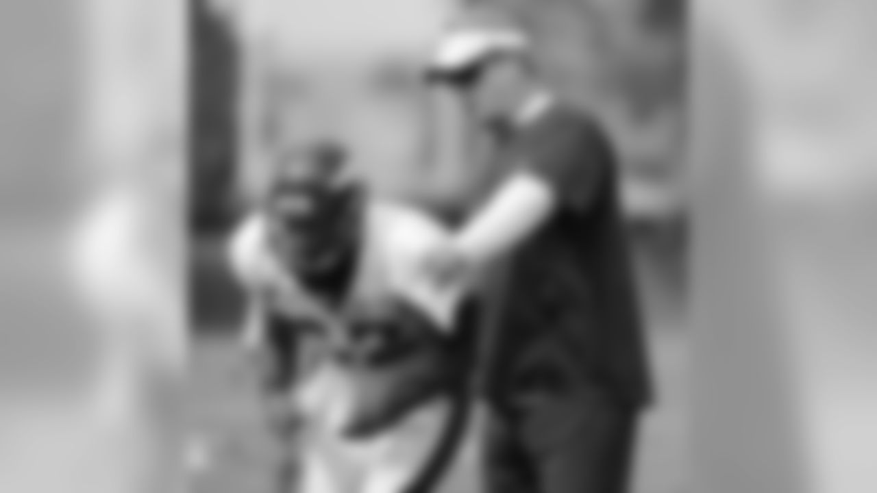 Defensive Coordinator Jack Del Rio talks with Woodyard during practice.