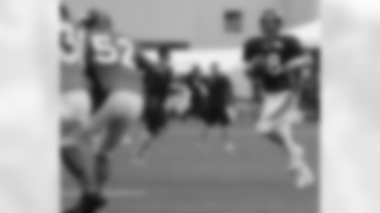 Manning looks for an open receiver