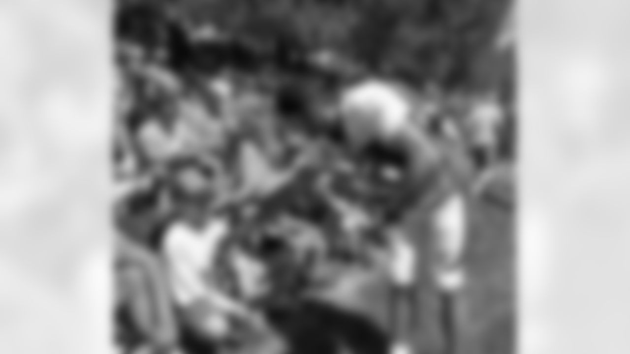 WR Eric Decker interacts with the crowd.