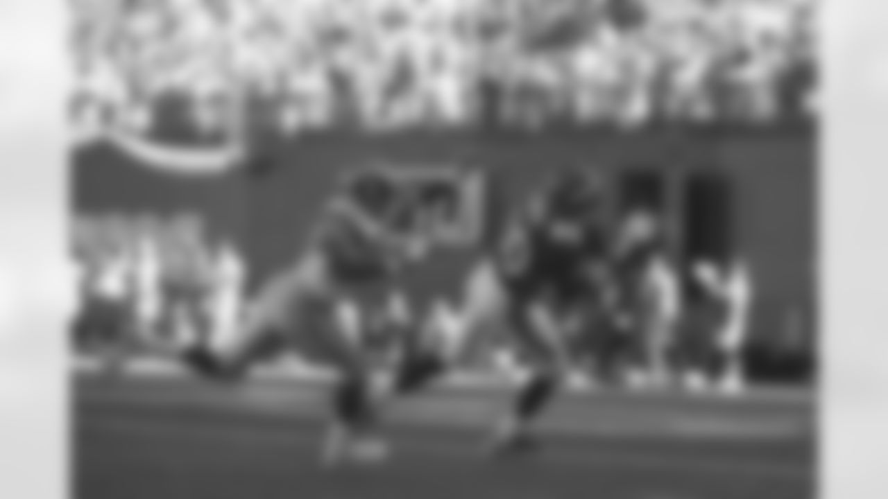 Denver: Rod Smith makes an over-the-shoulder touchdown catch in a game against the Rams against the St. Louis Rams at Mile High Stadium in Denver, CO on September 14, 1997.