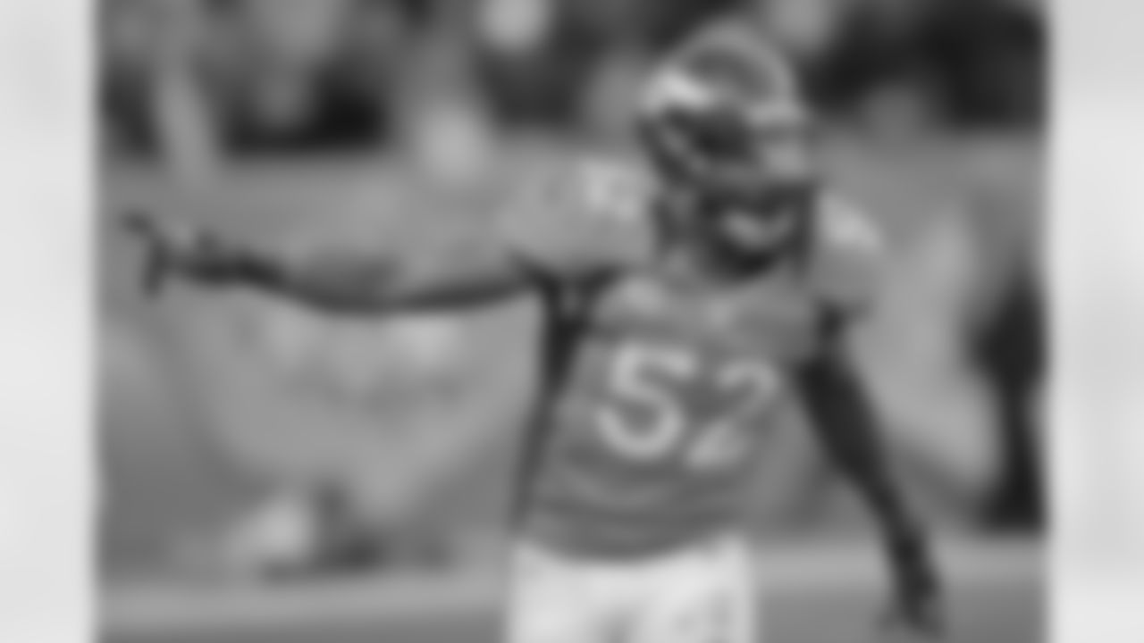 LB Wesley Woodyard makes a pre-snap call.