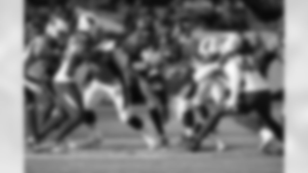 Denver Broncos running back Latavius Murray (28) carries the ball as Quinn Meinerz (77) gives a lead block during the NFL game against the Arizona Cardinals in Denver, Sunday, Dec.18, 2022.
(Photo: Eric Lars Bakke)