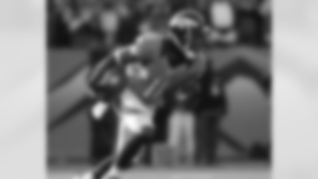 Holliday races down the sideline to put the Broncos on the board.
