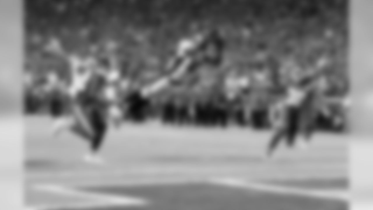 Emmanuel Sanders' first touchdown of the night cut into the Chiefs' 14-0 lead.