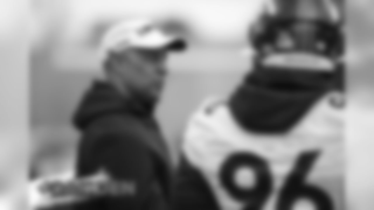 Hall of Famer James Lofton talks with Shelby Harris during practice on December 27, 2019 at UCHealth Training Center. (Photo by Ben Swanson)