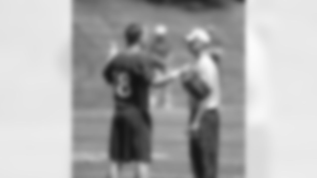 Manning talks with Gase between plays.