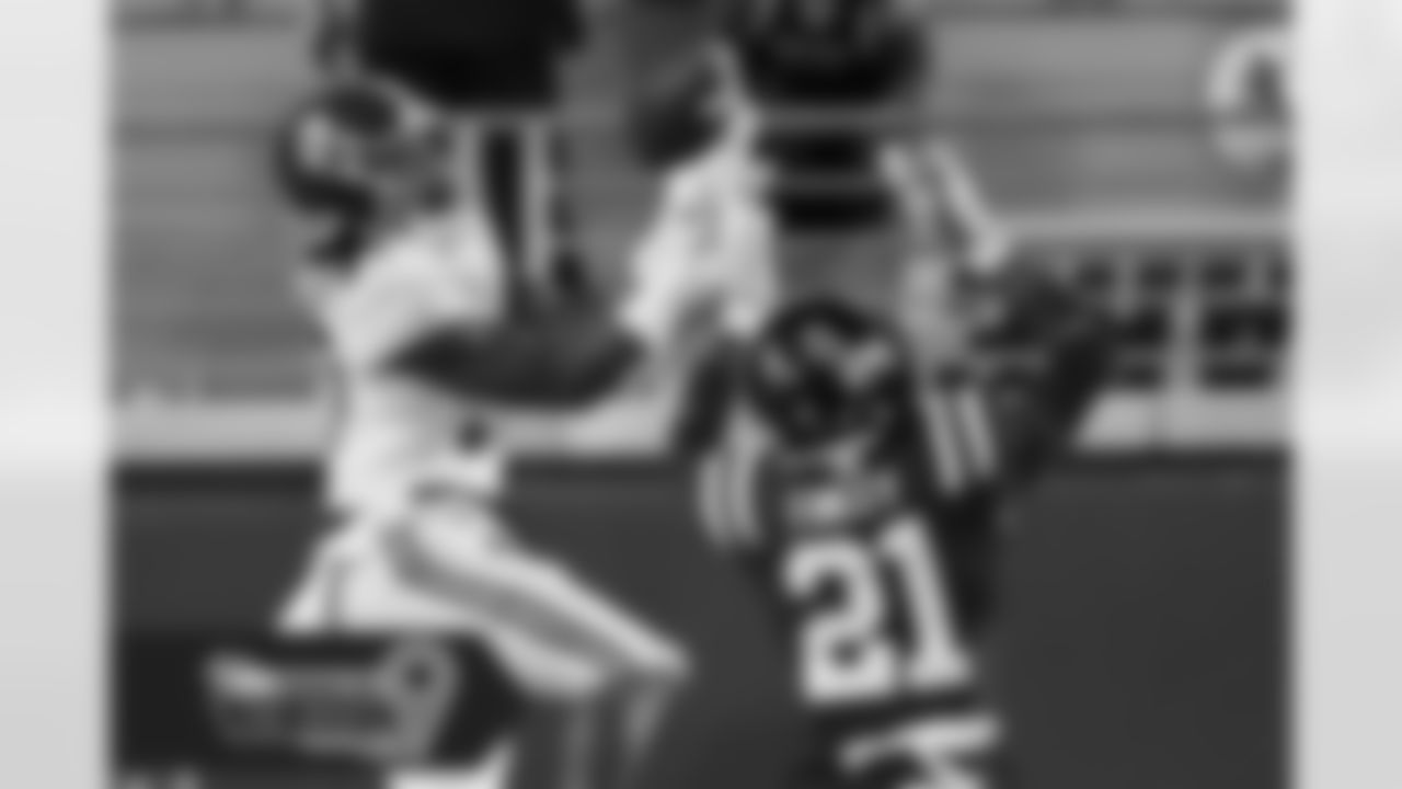 Snippet from Daniel Jeremiah: "Waddle is a slightly undersized receiver with extraordinary speed and playmaking ability. He has the ability to line up inside or outside. His acceleration in his release is elite."
(AP Photo/Rogelio V. Solis)