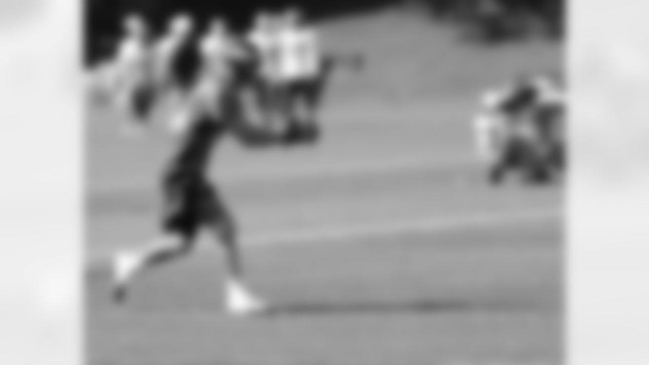 WR Brandon Stokley reaches for a pass.