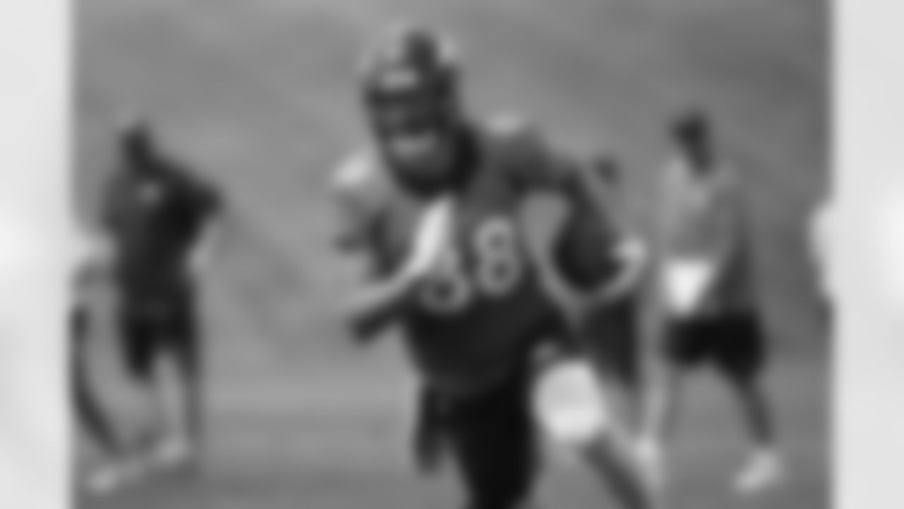 Nick Vannett runs upfield after a catch during the ninth training camp practice at UCHealth Training Center on August 24, 2020. (Photo by Ben Swanson)