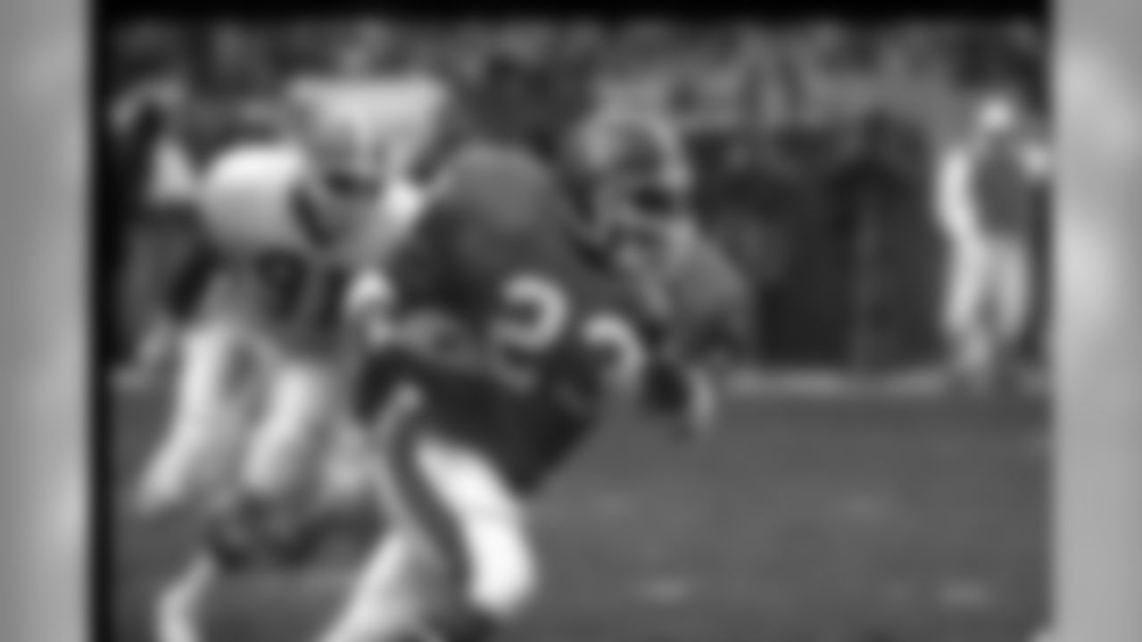 Denver continued to look to Winder to move the offense on its second play of the drive. On this pitch play, Winder gained 3 yards and got the Broncos into a short-yardage situation they could convert.
Photo from Denver Broncos Photo Archive