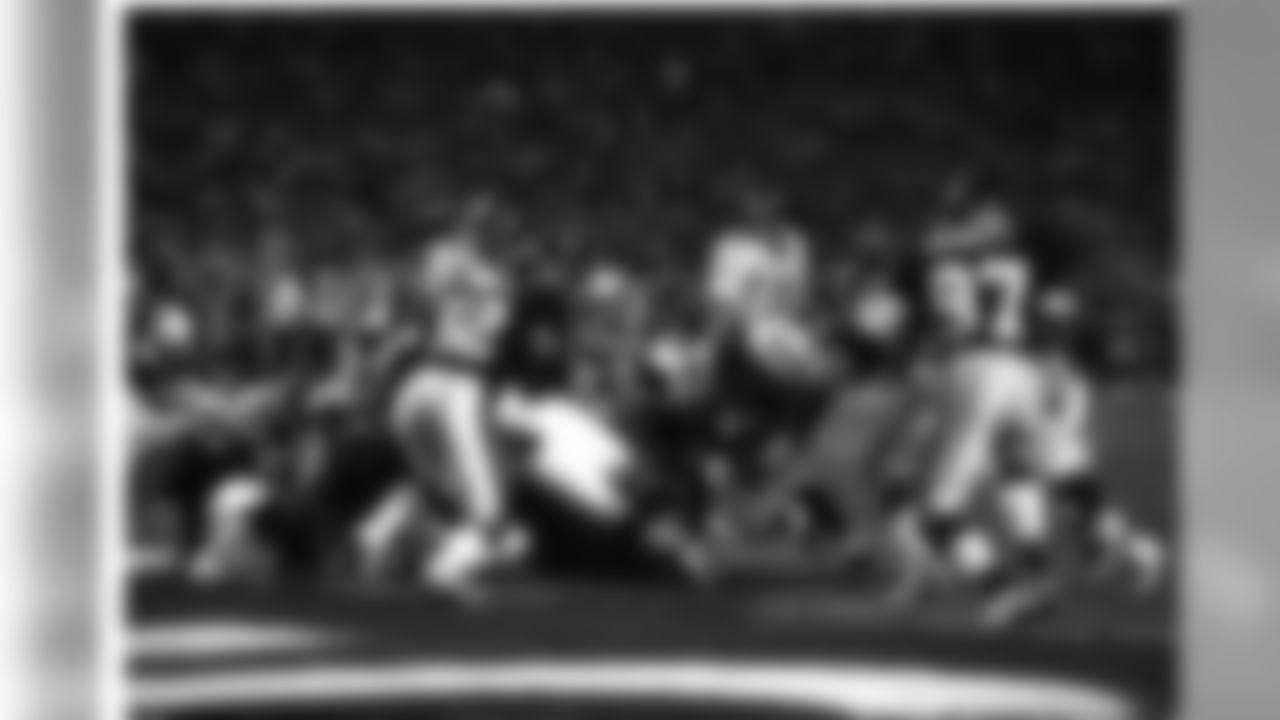 Howard Griffith runs in a score against the Falcons in the Super Bowl.
