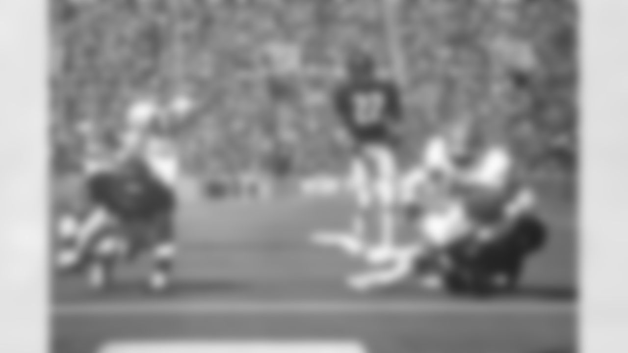 Rick Upchurch lunges for the goal line against the Bears.