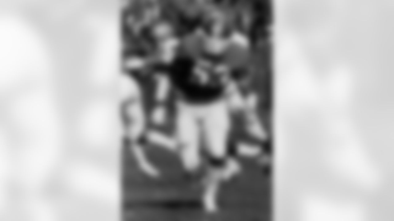 Randy Gradishar pursues the play during the 1977 AFC Championship.