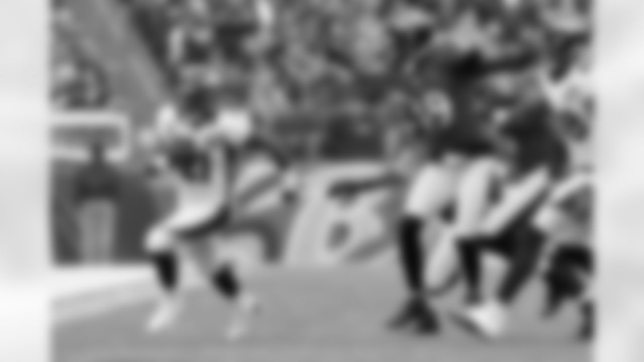 RB Ronnie Hillman tries to find the corner.