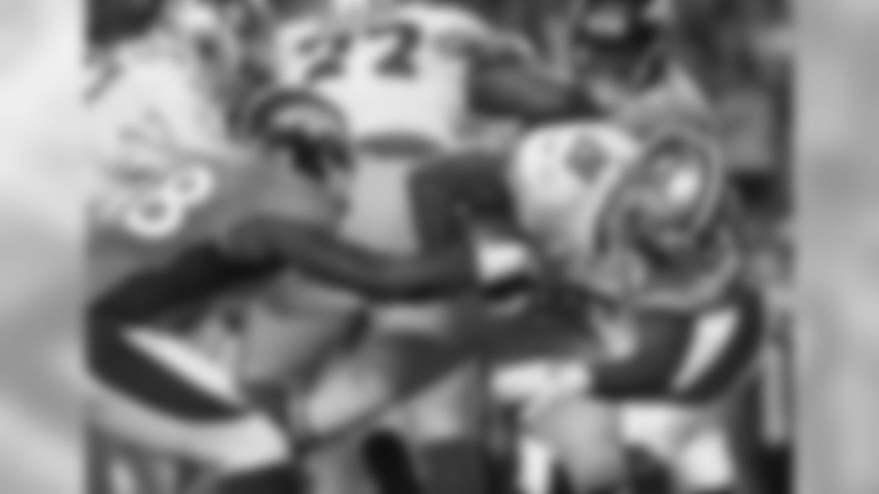 Outside linebacker Shaquil Barrett (48)