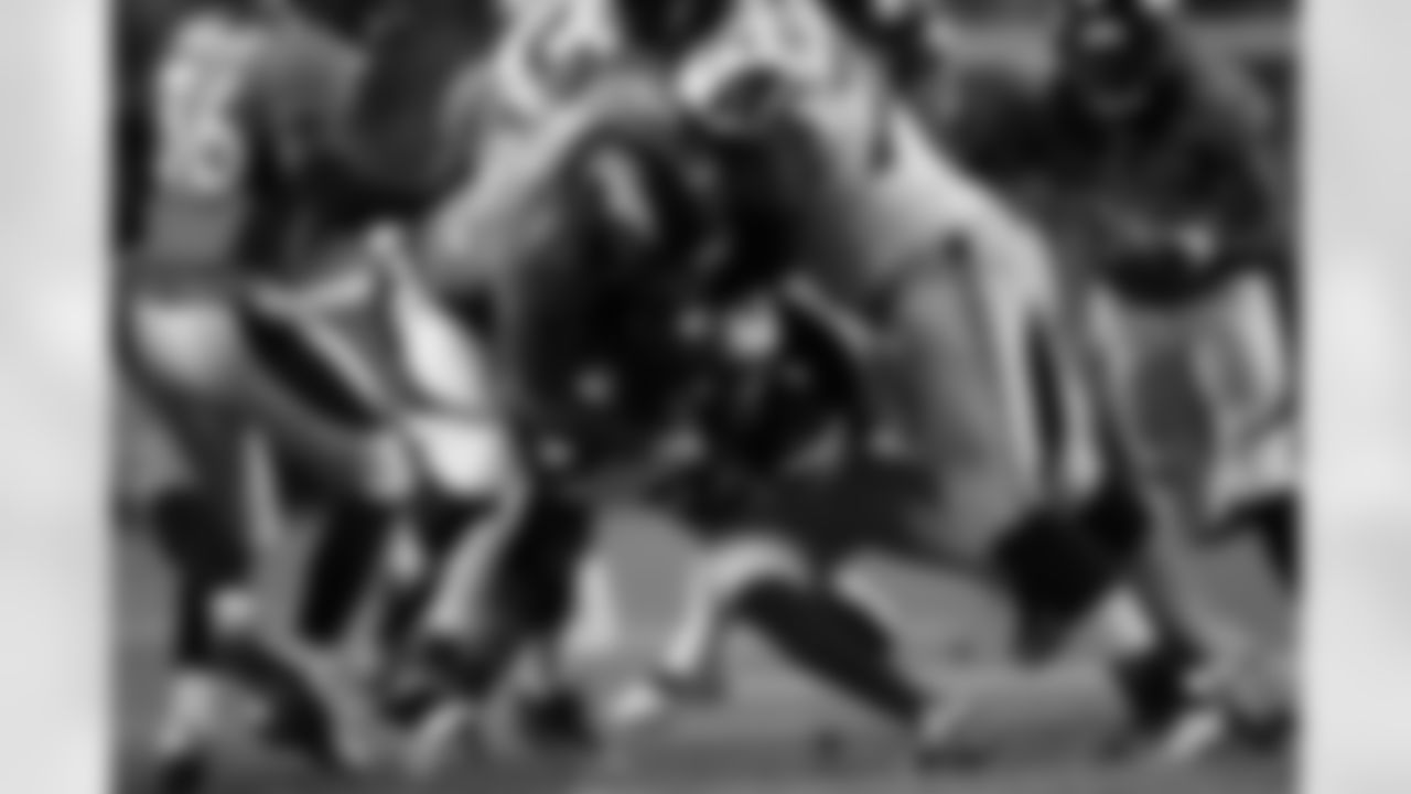 DE Derek Wolfe