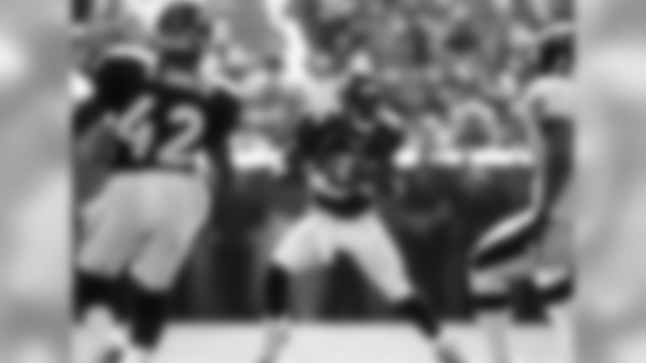 Drafted by the Broncos in the first round of the 2000 NFL Draft with the 15th-overall pick, Deltha O'Neal was a six-year starter in the NFL who made two Pro Bowls. (Allen Kee via AP)