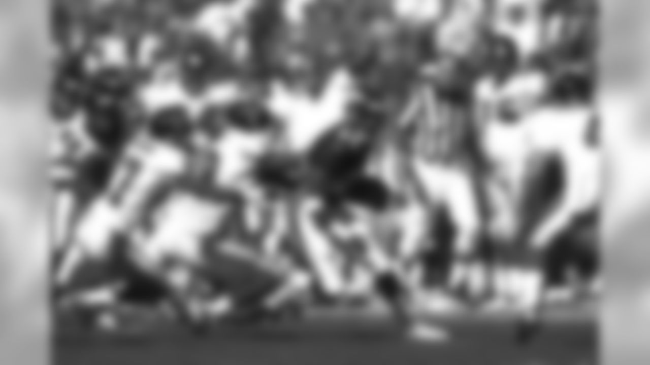 Deltha O' Neal returns a punt against the Atlanta Falcons at Mile High Stadium in Denver, CO on September 10, 2000.