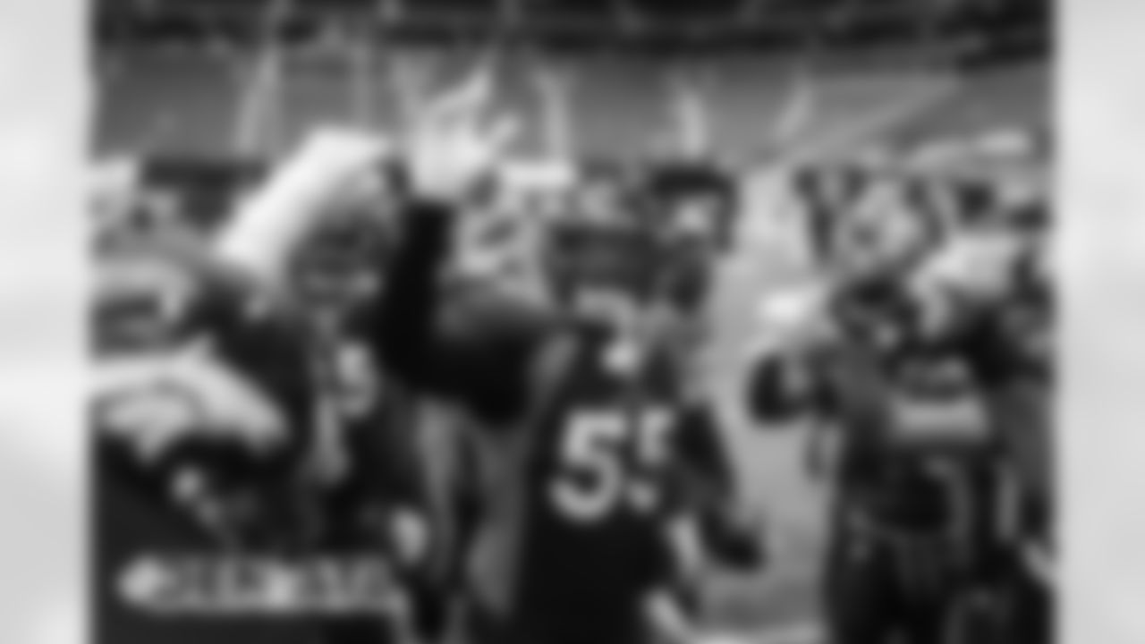 Bradley Chubb and teammates huddle up before the Broncos' Week 9 game against the Atlanta Falcons at Mercedes-Benz Stadium in Atlanta, Georgia. (Photo by Gabriel Christus)