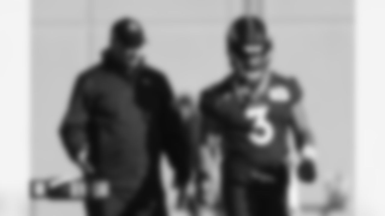 Nathaniel Hackett and Russell Wilson during practice on Wednesday, December 21, 2022 at UCHealth Training Center in Englewood, Colorado.
Photo by Gabriel Christus/Denver Broncos