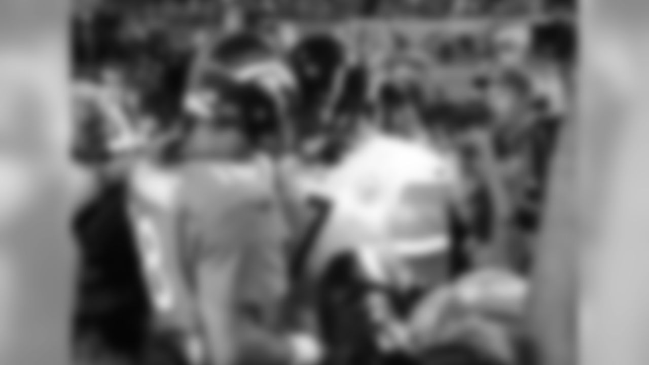 Peyton Manning greets QB Ben Roethlisberger after the game against the Pittsburgh Steelers.