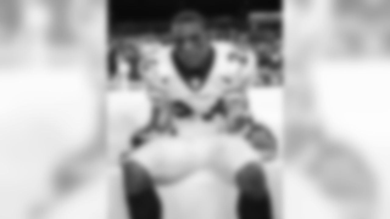 Clinton Portis flashes a pose for the camera against the Seattle Seahawks at Seahawks Stadium in Seattle, WA on November 17, 2002.