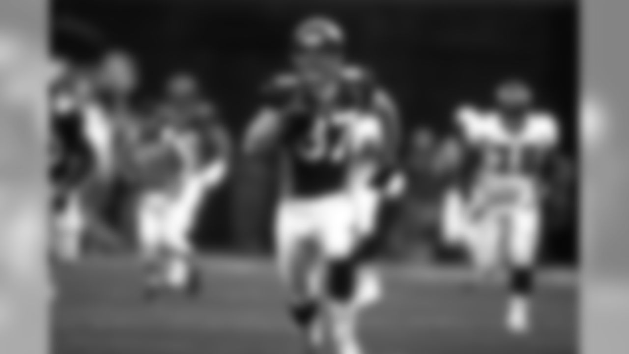 Ed McCaffrey sprints down field after making a reception on the opening drive of the game against the Philadelphia Eagles at Mile High Stadium in Denver, CO on October 4, 1998.