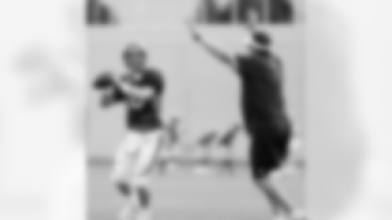 Manning throws over pressure from QB Coach Greg Knapp.