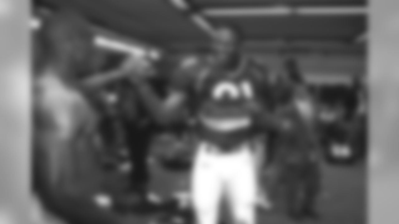 Alfred Williams celebrates the victory over the Dolphins with his teammates at Mile High Stadium in Denver, CO on January 9, 1999.