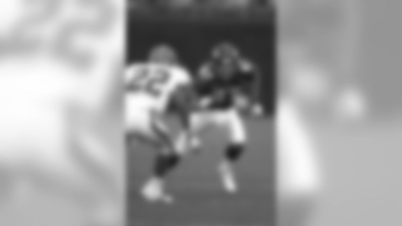 Ed McCaffrey charges forward from the line against the Buffalo Bills at Mile High Stadium in Denver, CO on July 26, 1997.