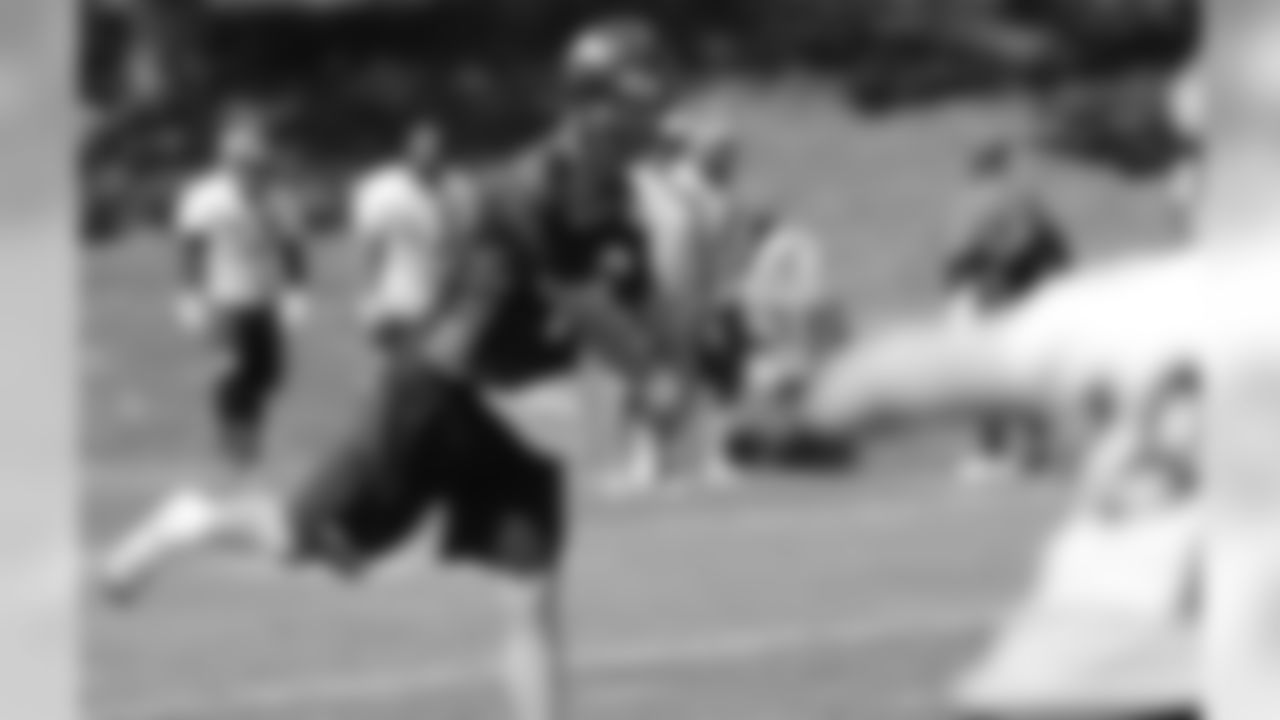 Manning steps into a pass.