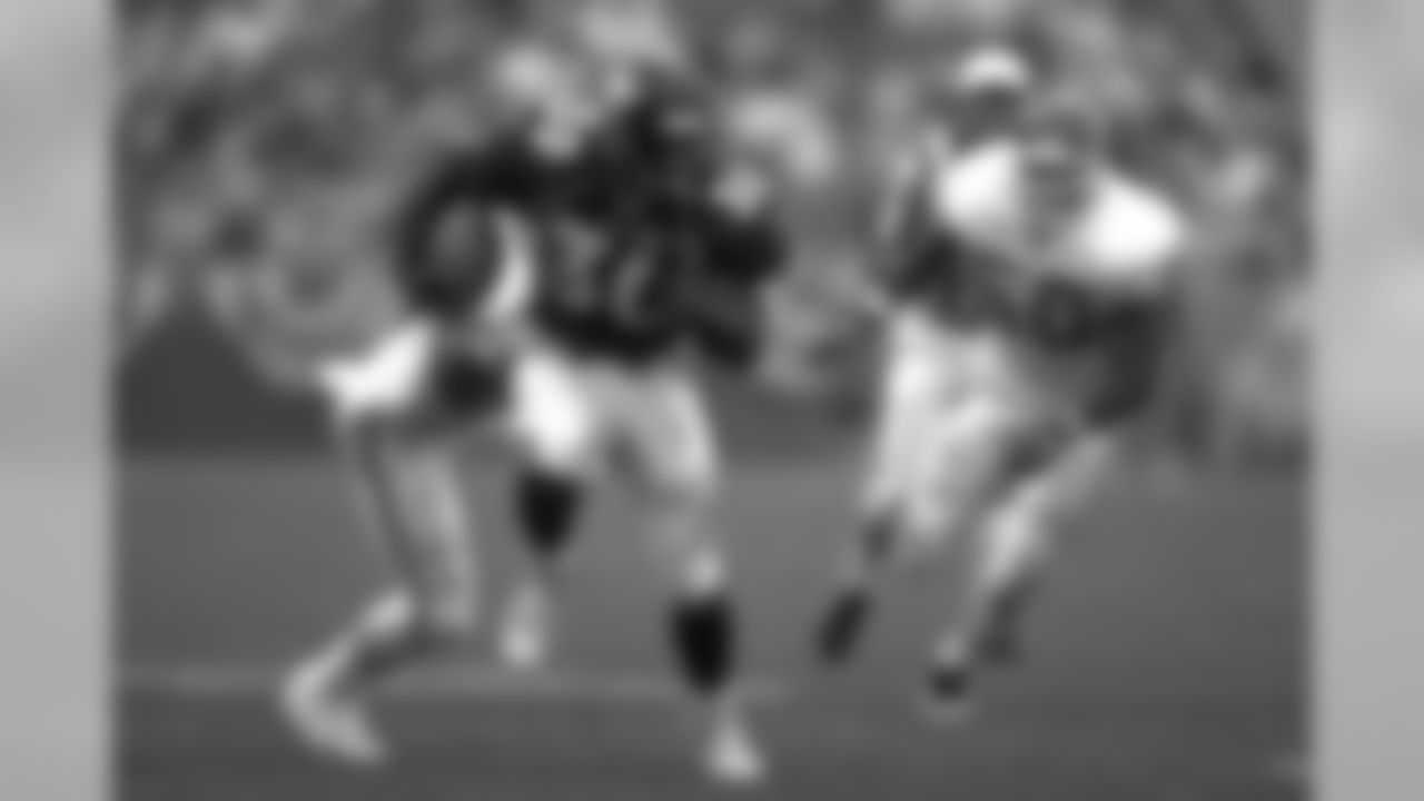 Denver: Terrell Davis rushes the ball against the Kansas City Chiefs at Mile High Stadium in Denver, CO on August 31, 1997.