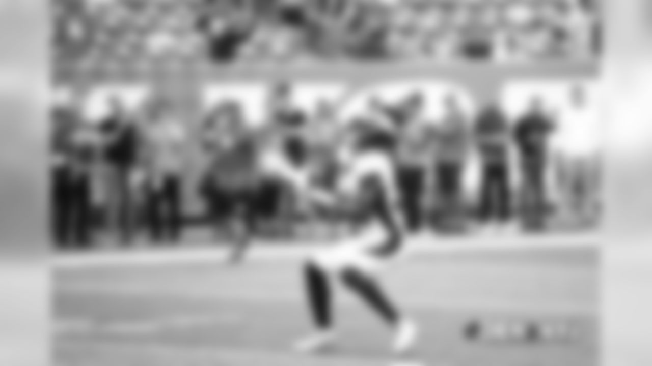 Adam Jones warms up before the NFL game against the New York Jets at MetLife Stadium in East Rutherford, New Jersey, October 07, 2018.
Photo by Gabriel Christus