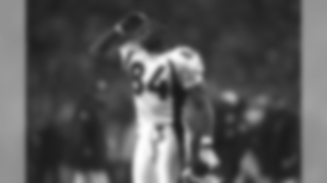 Shannon Sharpe gives a salute to Chiefs fans at the end of the game after the Broncos' victory against the Kansas City Chiefs at Arrowhead Stadium in Kansas City on January 4, 1998.