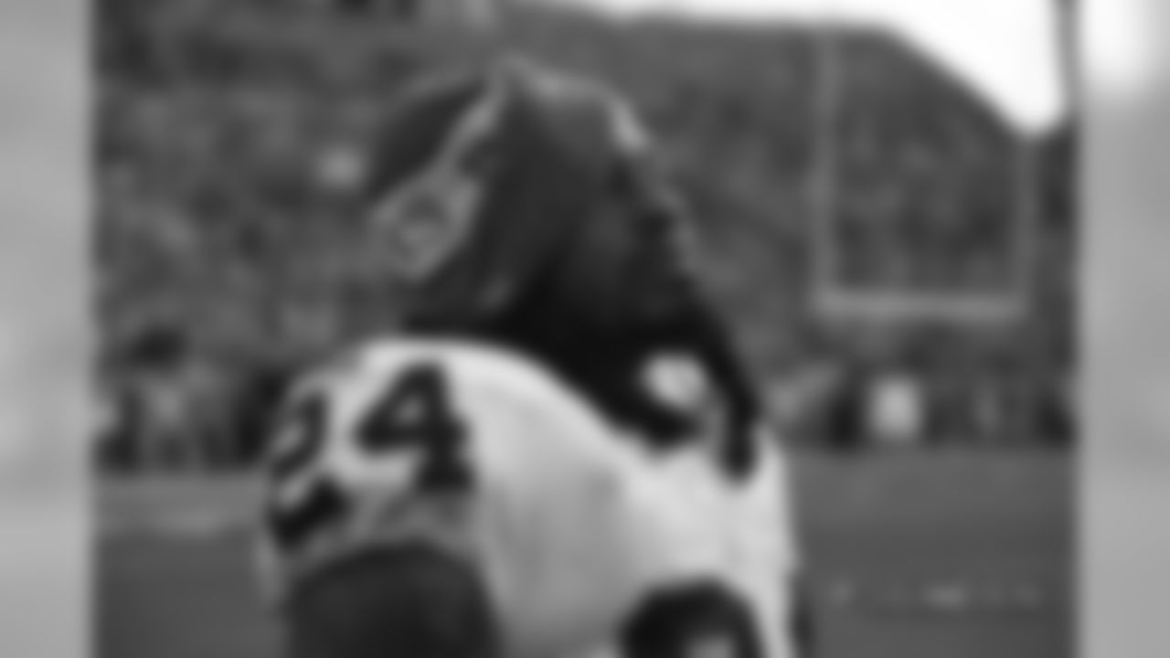 Oakland Raiders running back Marshawn Lynch (24) appears dejected after Denver defeated the Raiders 20-19 an NFL game Sunday, Sep. 16, 2018, in Denver. (Photo: Eric Lars Bakke)