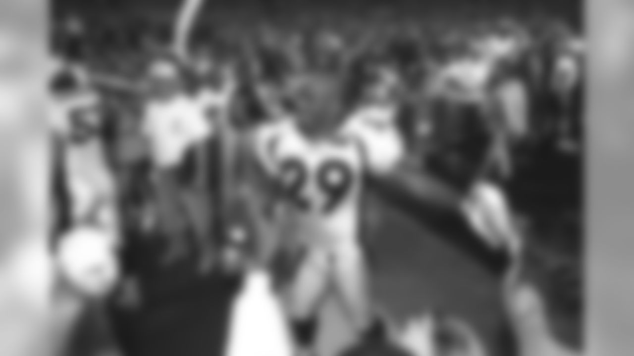 Howard Griffith celebrates with the fans as he heads into the locker room against the Atlanta Falcons at Pro Player Stadium in Miami, FL on January 31, 1999.