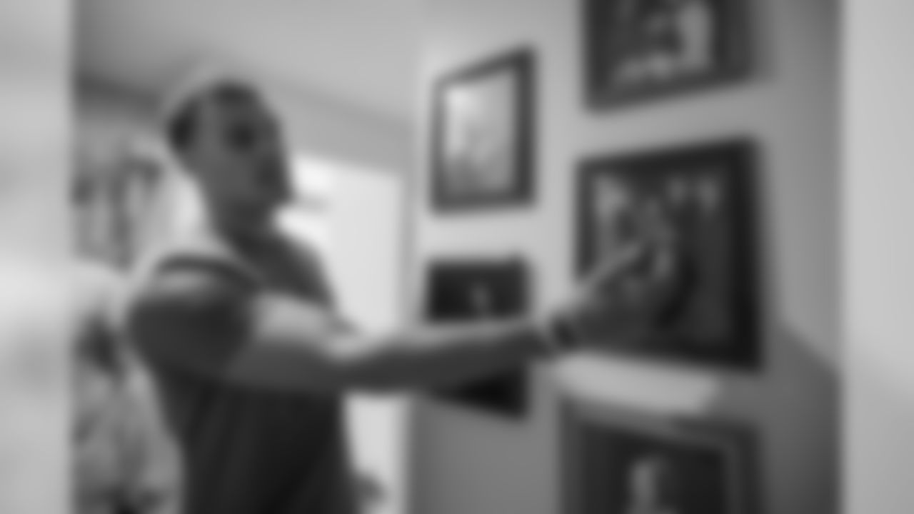 Justin Simmons points to a family photo during a tour of his grandparents' home in his hometown of Stuart, Florida, on January 29, 2020. (Photo by Ben Swanson/DenverBroncos.com)