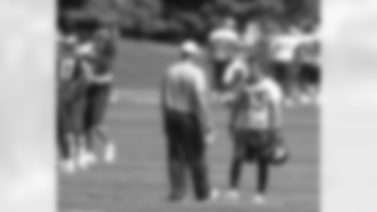 Welker talks with Gase.