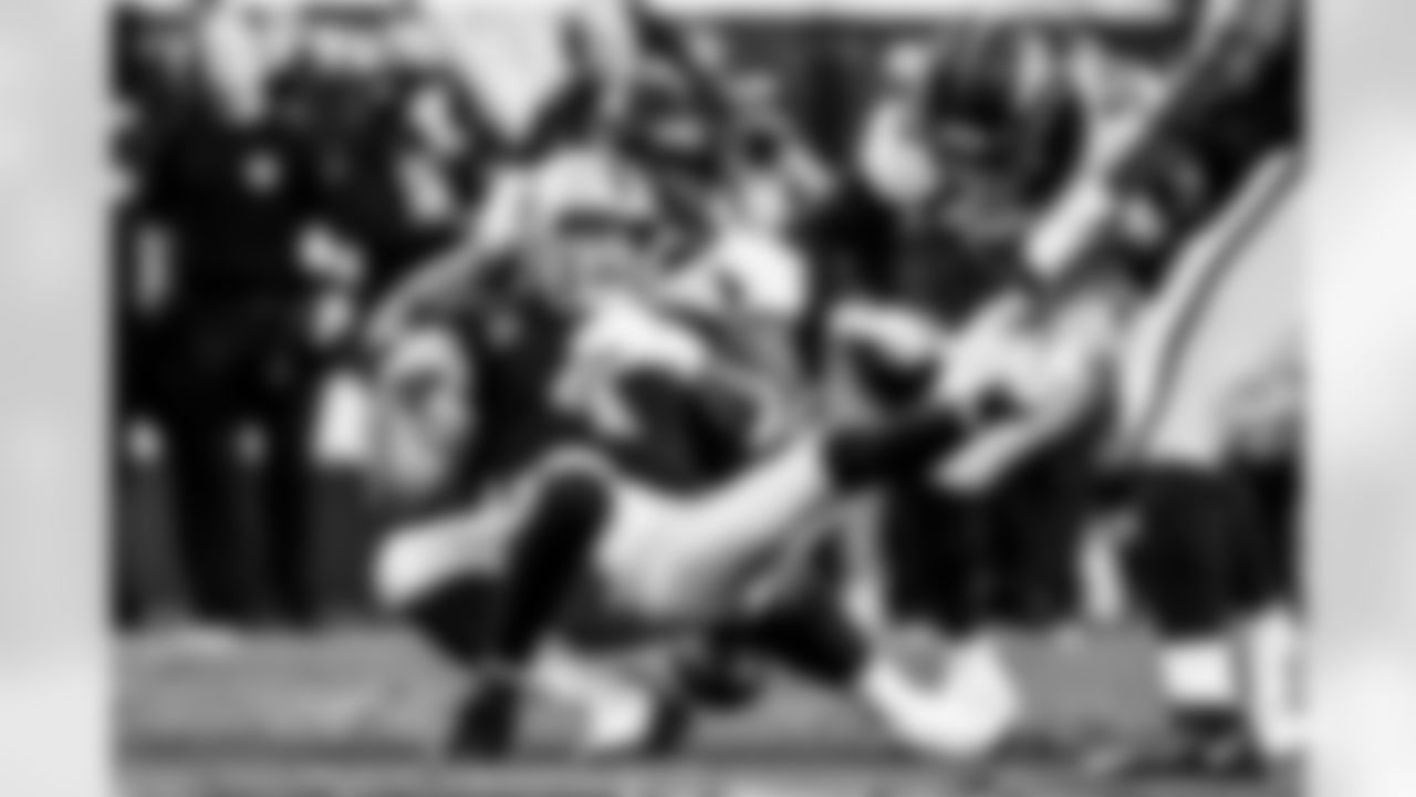 Denver Broncos defensive end Shelby Harris (96) strip sacks Las Vegas Raiders quarterback Derek Carr (4) during the NFL game against the Las Vegas Raiders on Sunday, December 26, 2021 at Allegiant Stadium in Las Vegas, Nevada.
Gabriel Christus