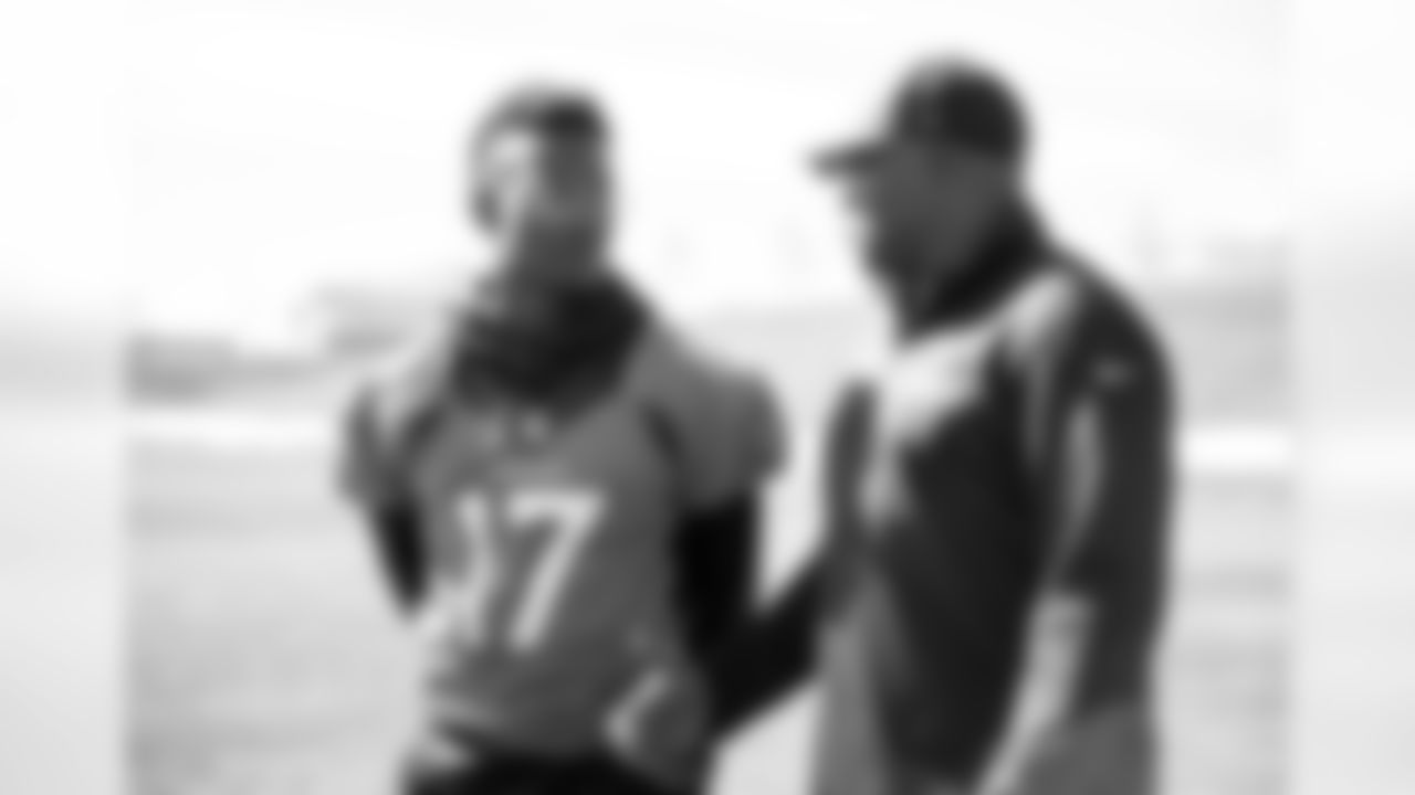 Rod Smith talks with DaeSean Hamilton as Broncos alumni watch the team's walkthrough and meet with current players and coaches afterward on October 12, 2019. (Photo by Jeremy Rincon)