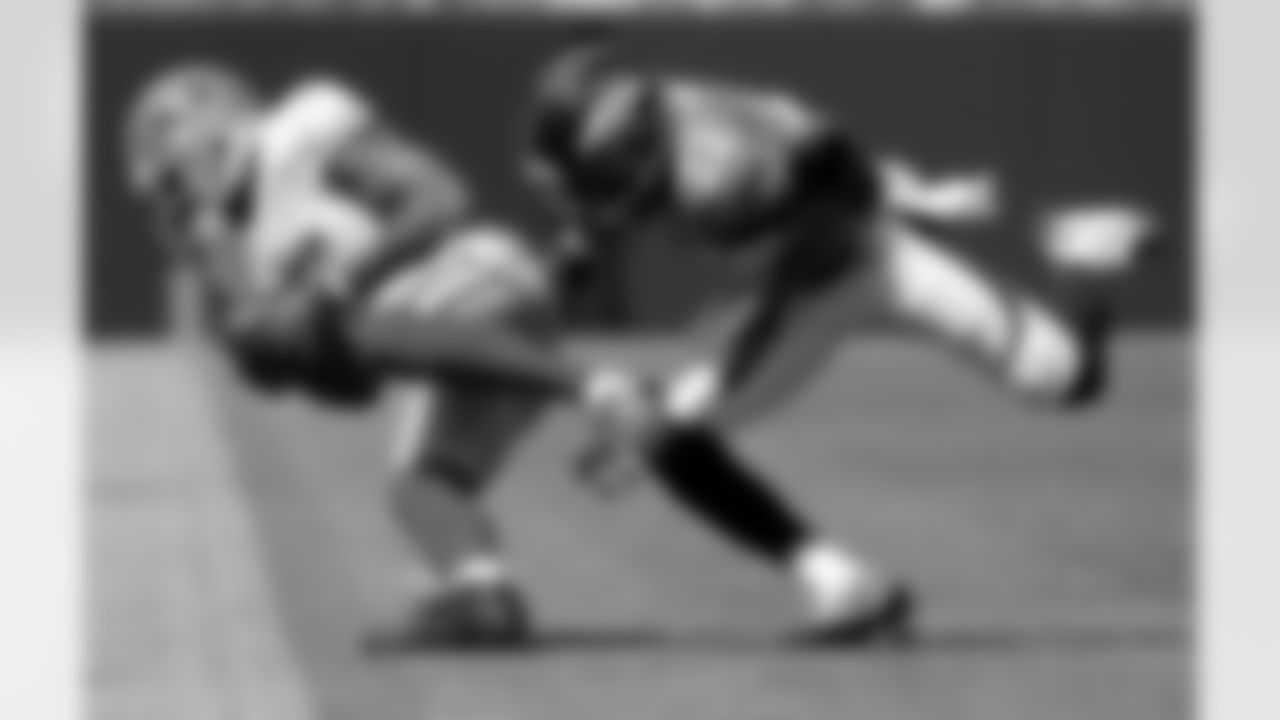 Cornerback Tracy Porter records a tackle.