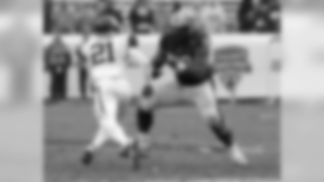 Pittsburgh offensive lineman T.J. Clemmings prepares to block Houston's Eric Eiland during the 2015 Armed Forces Bowl.