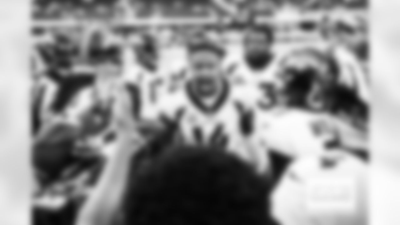 Courtland Sutton gives a pregame speech in the team huddle during pregame warmups before the Denver Broncos' Week 6 game against the Los Angeles Chargers at SoFi Stadium in Inglewood, California on October 17, 2022. (Photo by Ben Swanson)