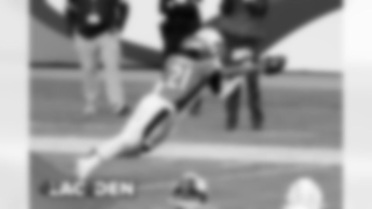 A.J. Bouye breaks up a pass during the second half of the Broncos' Week 8 game against the Los Angeles Chargers at Empower Field at Mile High on November 1, 2020. (Photo by Gabriel Christus)