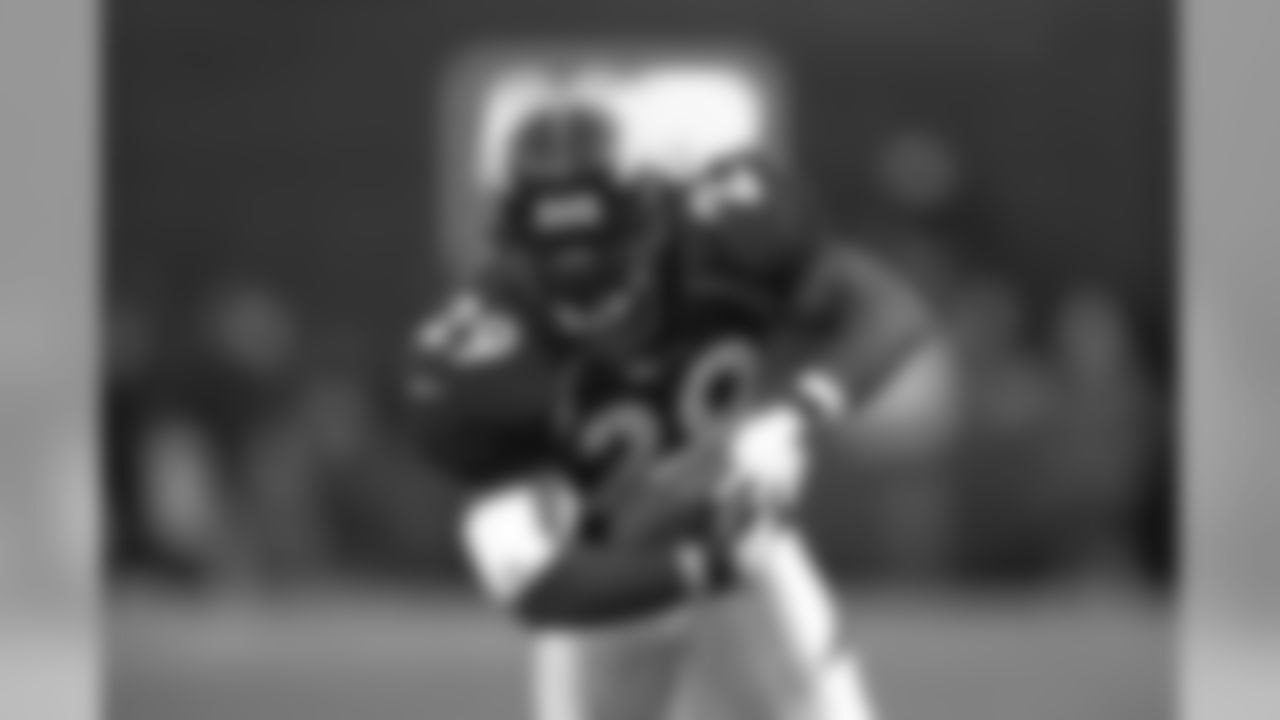 Howard Griffith advances the ball upfield during the wild card game against the Jacksonville Jaguars at Mile High Stadium in Denver, CO on December 27, 1997.