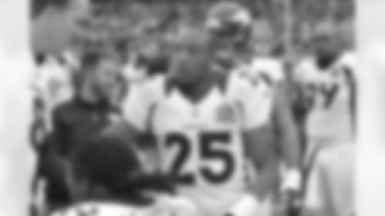 Harris and Manning talk after the interception.